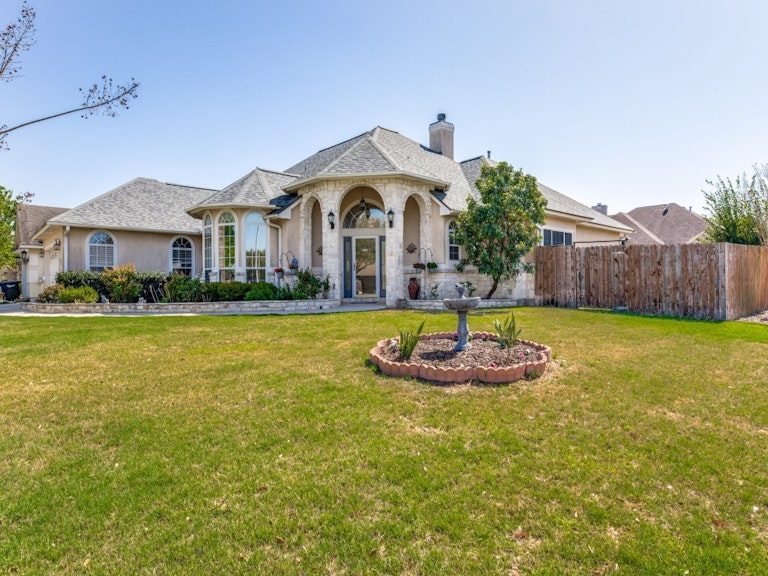 Photo 2 of 36 - 1226 Loma Verde Dr, New Braunfels, TX 78130