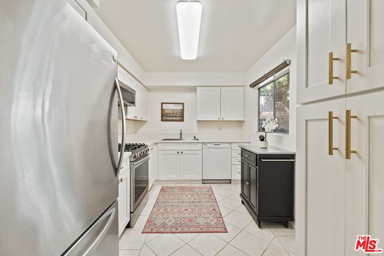 Photo 3 of 25 - 15020 Victory Blvd #104, Van Nuys, CA 91411