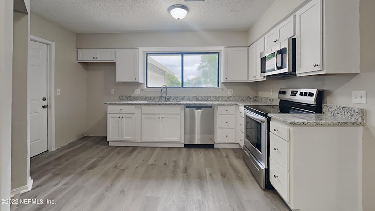 Photo 4 of 12 - 8448 Boysenberry Ln, Jacksonville, FL 32244