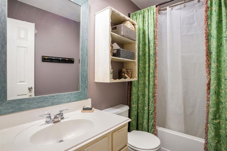 Photo 19 of 34 - 5901 Westgate Dr, Fort Worth, TX 76179