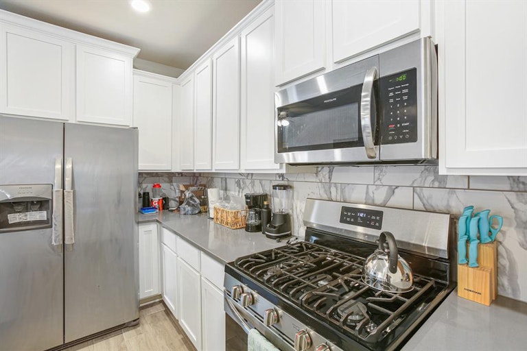 Photo 10 of 31 - 227 Murrieta Ln, Rosharon, TX 77583