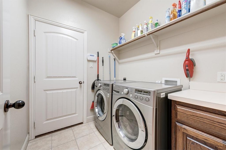 Photo 37 of 40 - 2701 Twinflower Dr, Fort Worth, TX 76244