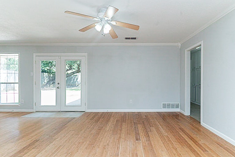 Photo 9 of 25 - 2811 Ashbury Dr, Arlington, TX 76015