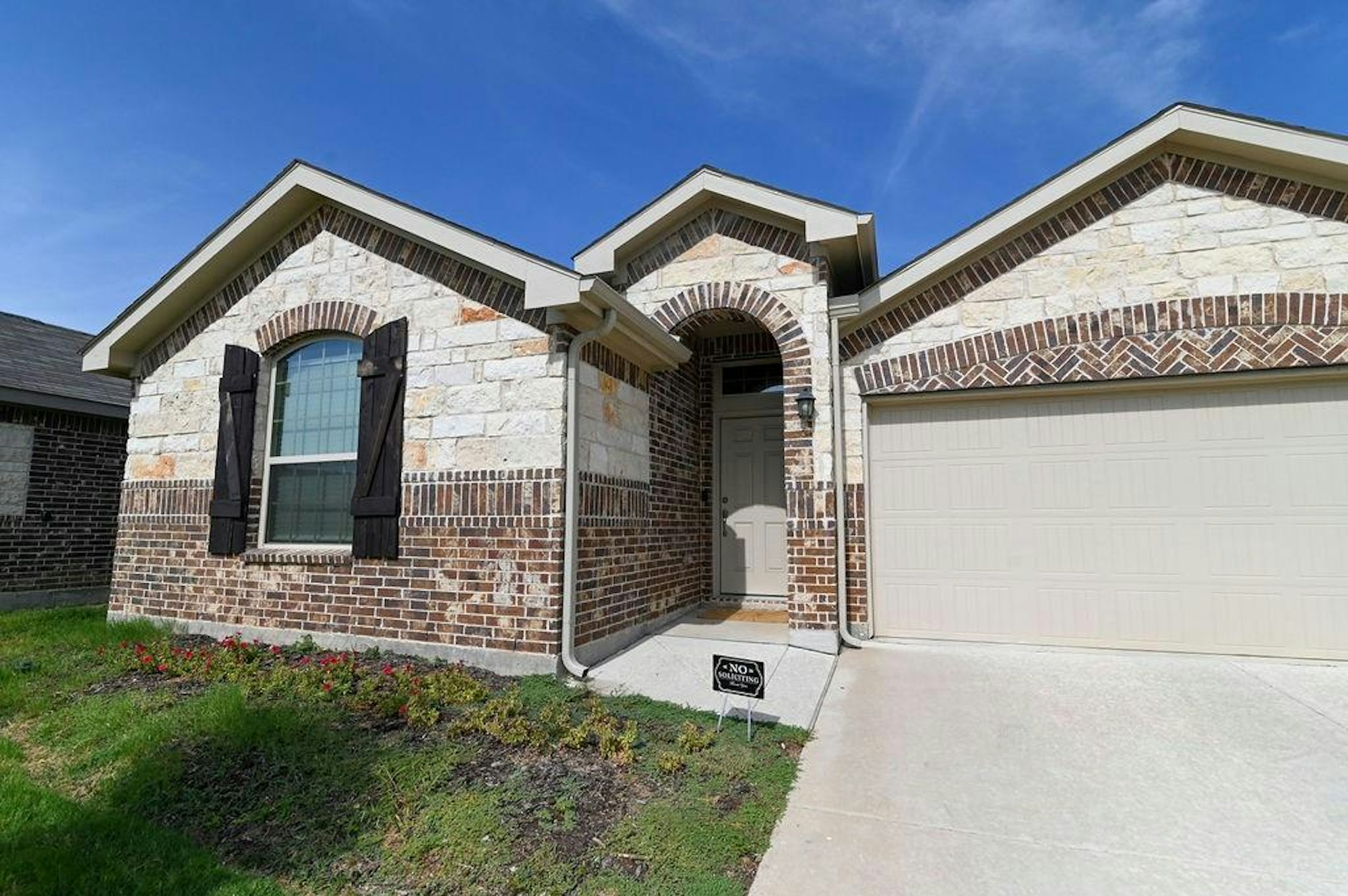 Photo 1 of 22 - 8925 Dameron Dr, Fort Worth, TX 76131