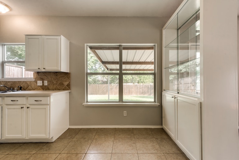 Photo 12 of 31 - 3261 Silent Creek Trl, Hurst, TX 76053