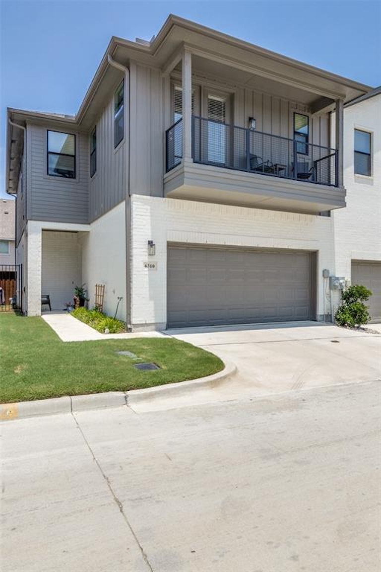 Photo 3 of 31 - 6310 Oakbend Cir, Fort Worth, TX 76132
