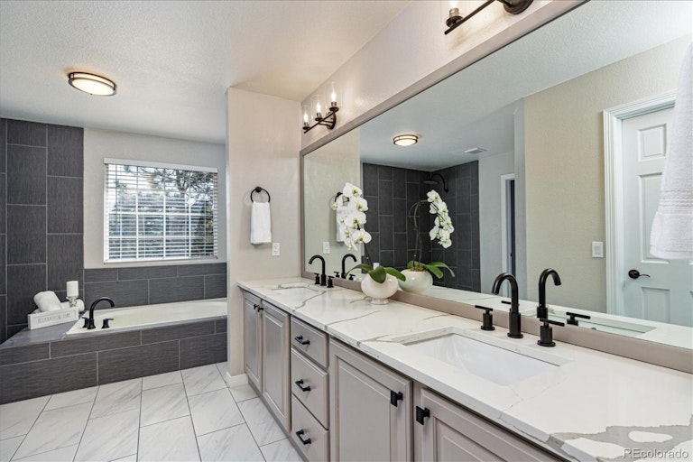 Photo 23 of 38 - 549 Shoreham Cir, Castle Pines, CO 80108