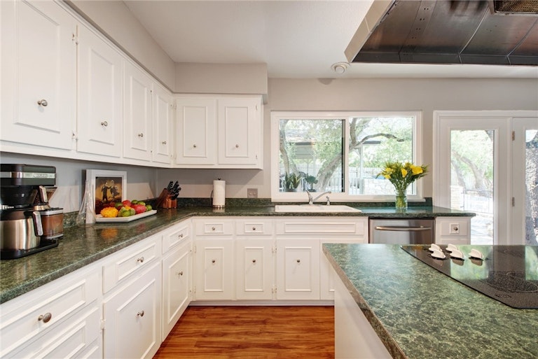 Photo 12 of 32 - 8510 Appalachian Dr, Austin, TX 78759