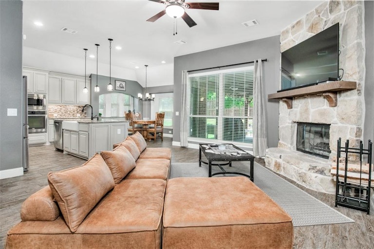 Photo 13 of 39 - 8100 Bonanza St, Aubrey, TX 76227