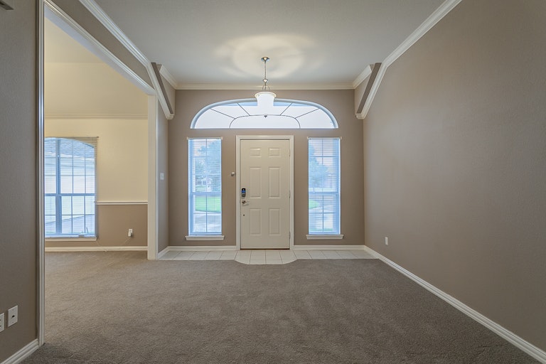 Photo 11 of 28 - 124 Hummingbird Ln, Justin, TX 76247