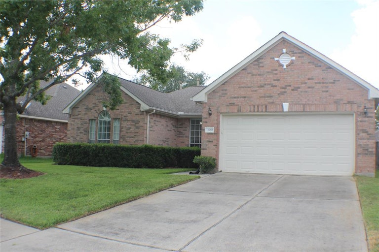 Photo 2 of 17 - 11918 N Brenton Knoll Ct, Tomball, TX 77375