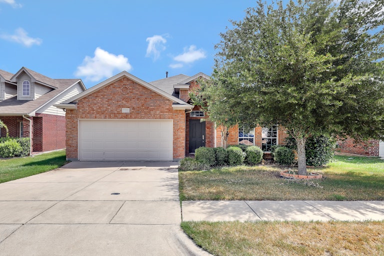 Photo 3 of 26 - 5832 Pearl Oyster Ln, Fort Worth, TX 76179