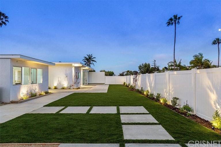 Photo 25 of 33 - 4501 Don Valdes Dr, Los Angeles, CA 90008