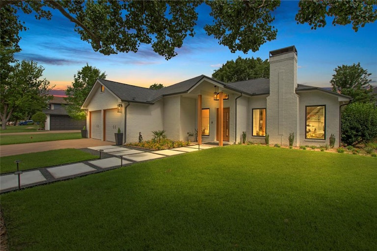 Photo 3 of 32 - 12 Monterey Dr, Roanoke, TX 76262