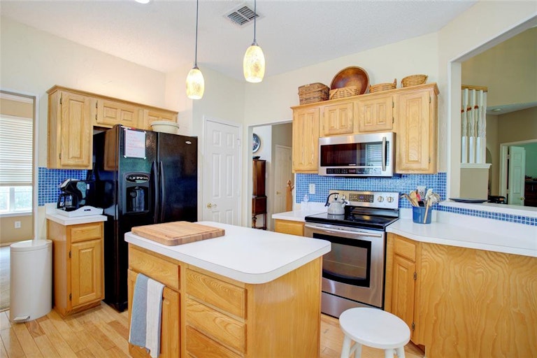 Photo 4 of 17 - 2722 Chatsworth Dr, Grapevine, TX 76051