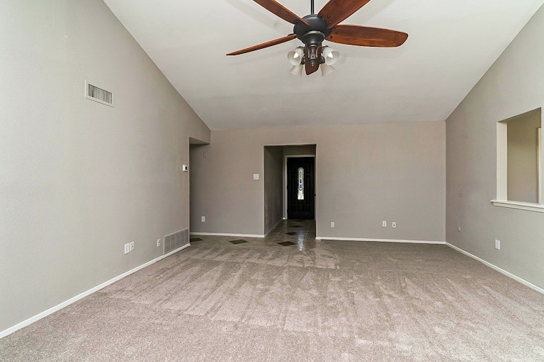 Photo 13 of 23 - 638 Michael Dr, Grand Prairie, TX 75052