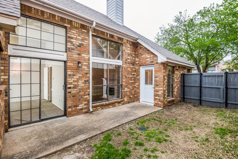 Photo 4 of 25 - 2253 Meadowstone Dr, Carrollton, TX 75006