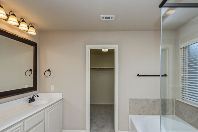 Photo 7 of 32 - 1110 Safrano St, Midlothian, TX 76065