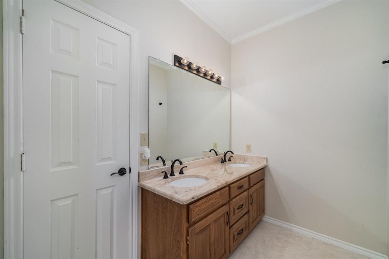Photo 21 of 35 - 4124 Rainsong Dr, Dallas, TX 75287