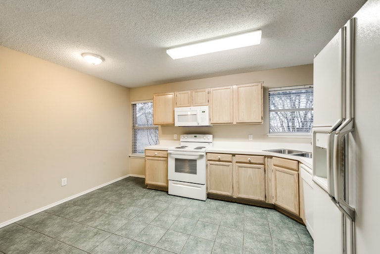 Photo 8 of 26 - 1820 Whispering Cove Trl, Fort Worth, TX 76134