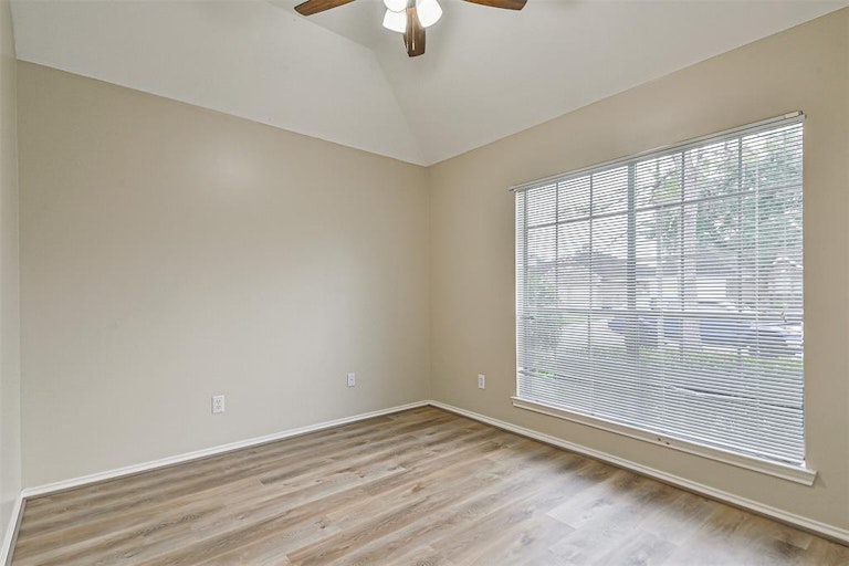 Photo 3 of 21 - 3715 Parkshire Dr, Pearland, TX 77584