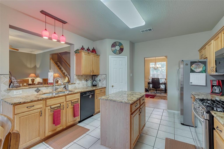 Photo 14 of 28 - 10317 Evergreen Dr, Rowlett, TX 75089