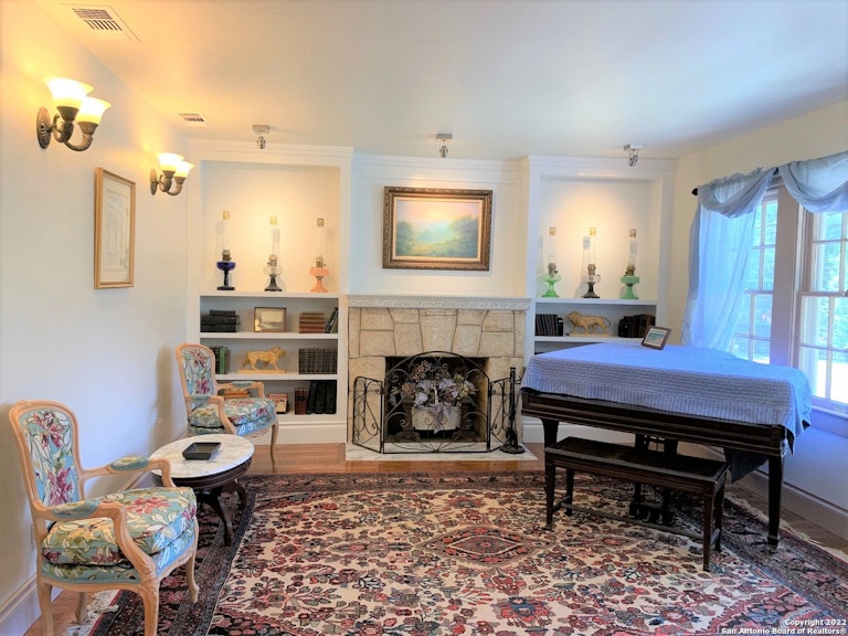 Photo 3 of 25 - 306 Corona Ave, San Antonio, TX 78209