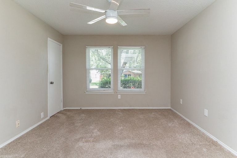 Photo 15 of 19 - 2552 Pilgrim Rest Dr, Dallas, TX 75237