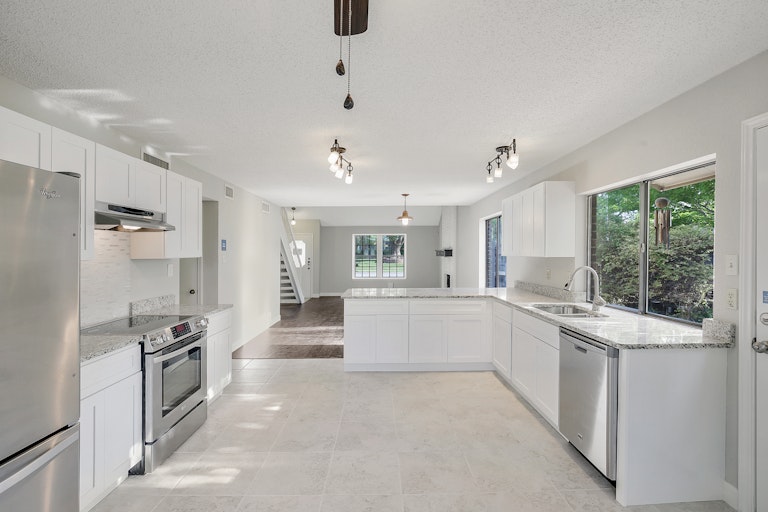 Photo 9 of 27 - 2316 Hollybush Ln, Bedford, TX 76021