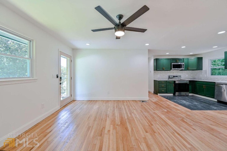 Photo 6 of 26 - 397 Utoy Cir SW, Atlanta, GA 30331