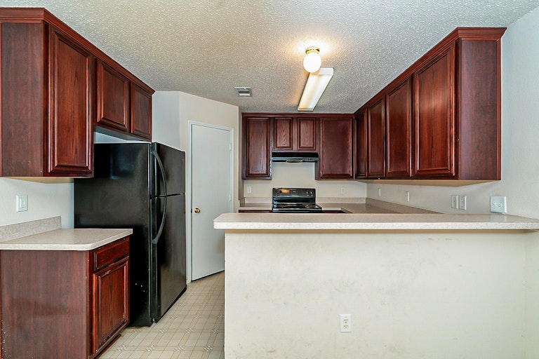 Photo 4 of 22 - 3521 Louise Ln, Balch Springs, TX 75180