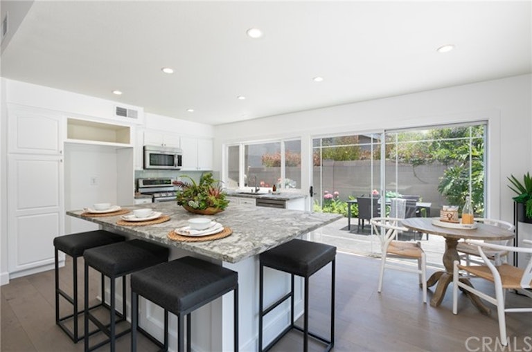Photo 7 of 29 - 17201 Berlin Ln, Huntington Beach, CA 92649