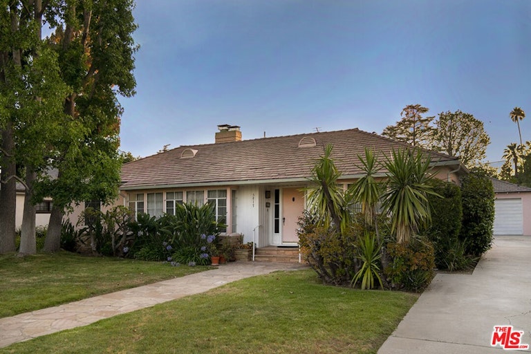 Photo 4 of 24 - 5817 Nagle Ave, Van Nuys, CA 91401
