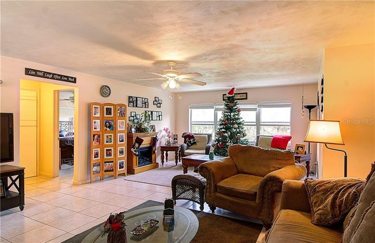 Photo 6 of 19 - 245 E Beach St, Groveland, FL 34736