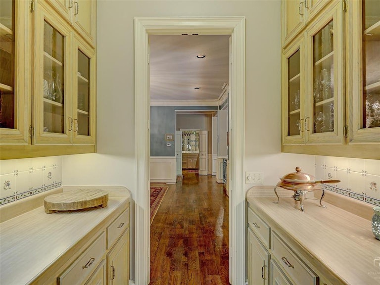 Photo 16 of 31 - 17316 Club Hill Ln, Dallas, TX 75248