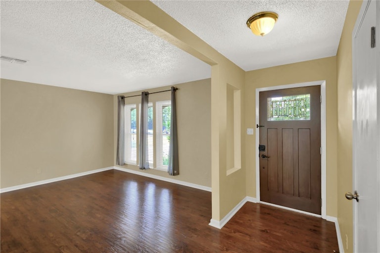 Photo 16 of 36 - 1107 Rebbeca Dr, Austin, TX 78758