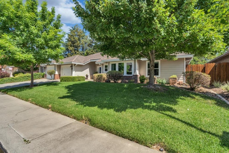 Photo 4 of 44 - 9245 Laguna Lake Way, Elk Grove, CA 95758