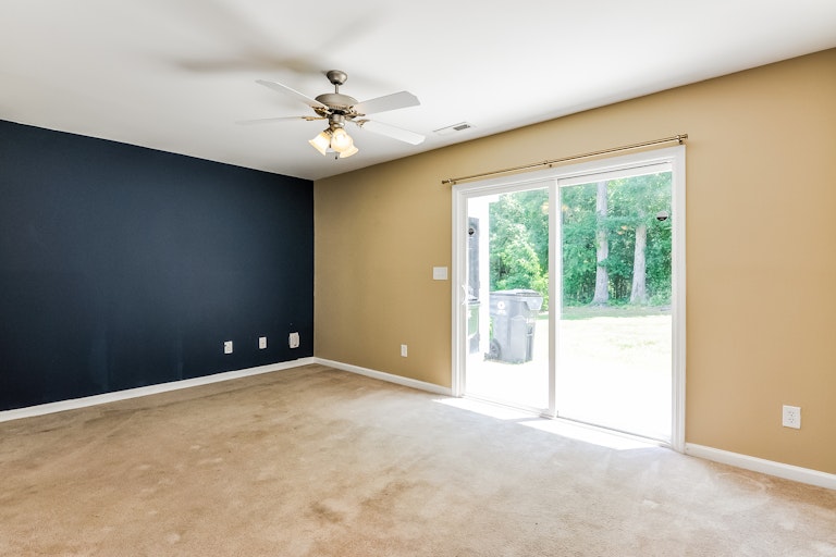 Photo 4 of 25 - 1401 Plexor Ln, Knightdale, NC 27545
