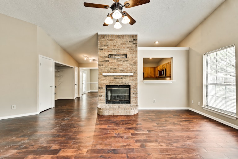 Photo 9 of 25 - 2705 Fountainview Dr, Corinth, TX 76210