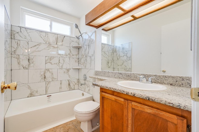 Photo 15 of 36 - 4636 Baywind Dr, Sacramento, CA 95838
