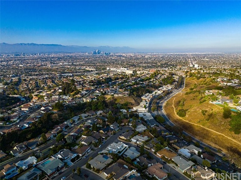 Photo 33 of 33 - 4501 Don Valdes Dr, Los Angeles, CA 90008