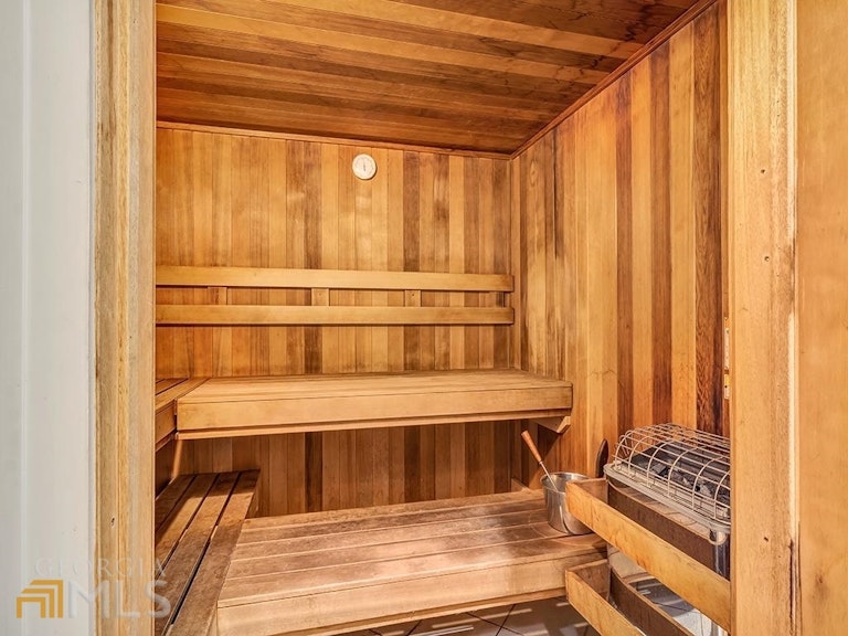 Photo 5 of 26 - 3040 Peachtree Rd NW #1002, Atlanta, GA 30305