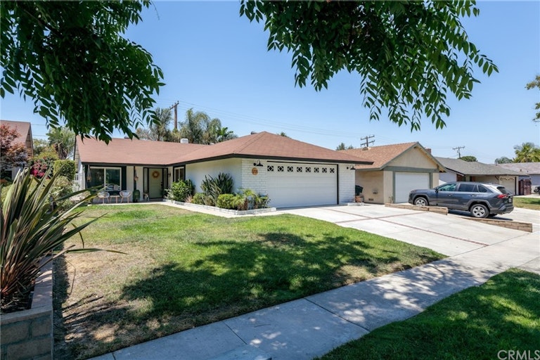 Photo 3 of 19 - 1721 N Oak Knoll Dr, Anaheim, CA 92807