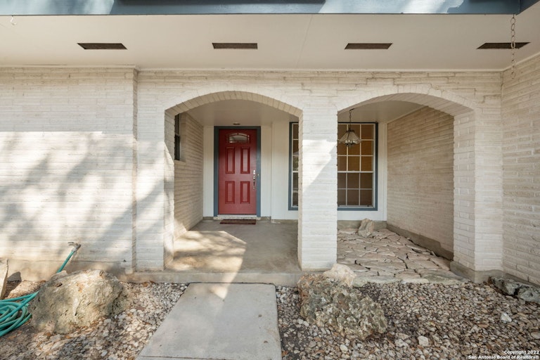 Photo 3 of 27 - 3538 Pinebluff Dr, San Antonio, TX 78230