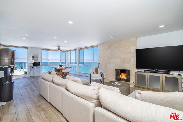 Photo 8 of 28 - 22548 Pacific Coast Hwy #410, Malibu, CA 90265