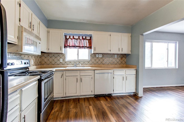 Photo 4 of 25 - 840 Tucson St, Aurora, CO 80011
