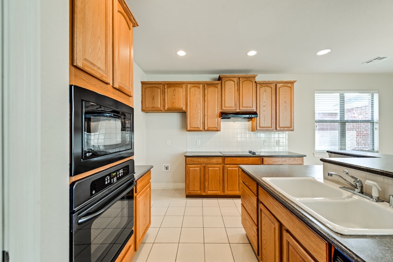 Photo 7 of 26 - 4310 Bluffview Dr, Sachse, TX 75048