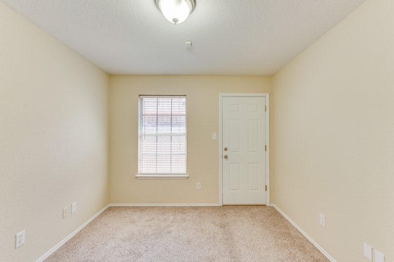 Photo 21 of 28 - 5717 Magnum Dr, Arlington, TX 76018