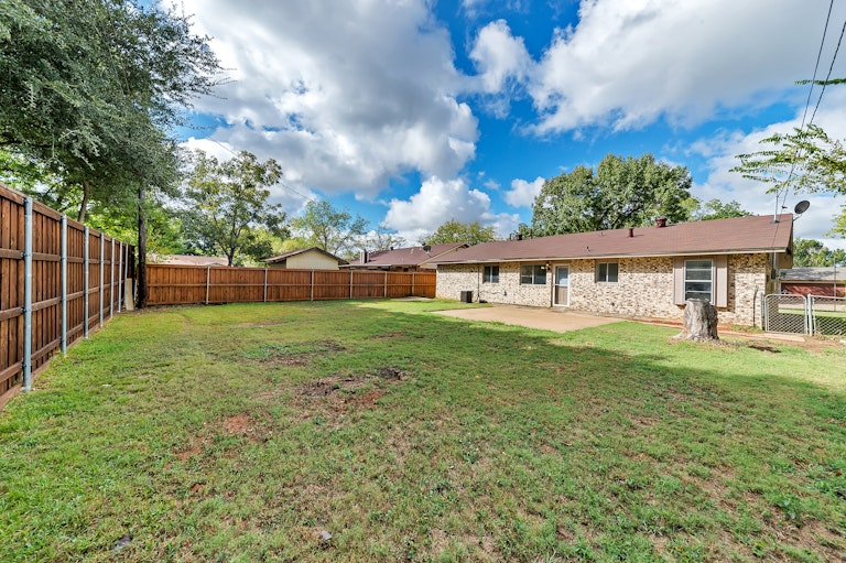 Photo 23 of 24 - 1918 Glenwick Ln, Irving, TX 75060