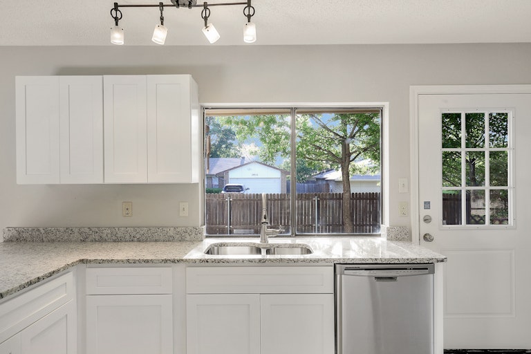 Photo 4 of 27 - 2316 Hollybush Ln, Bedford, TX 76021